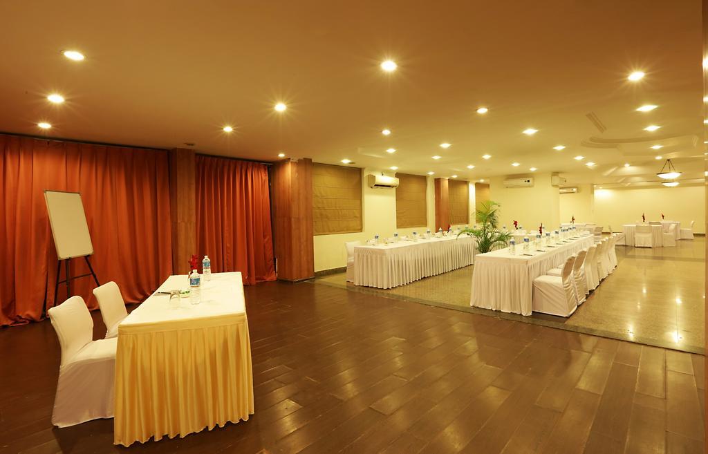 Corporate Regency Hotel New Delhi Exterior photo